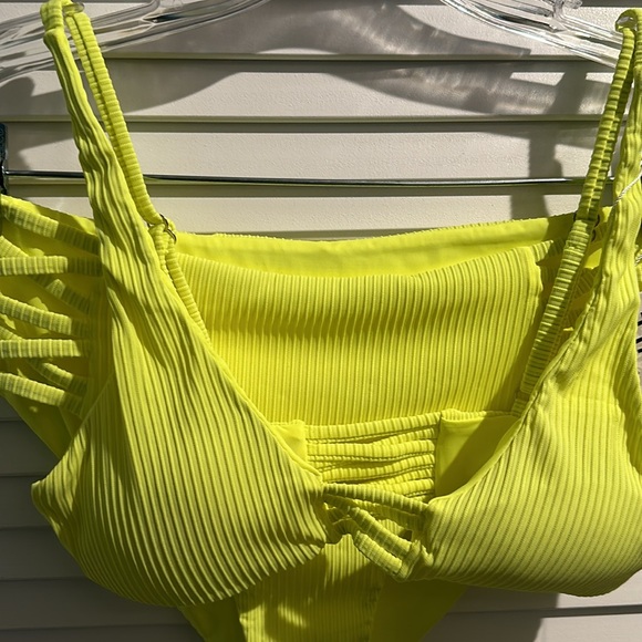 NWT TINIBIKINI Two piece swimsuit with adjustable straps and high leg bottom. - Picture 2 of 8